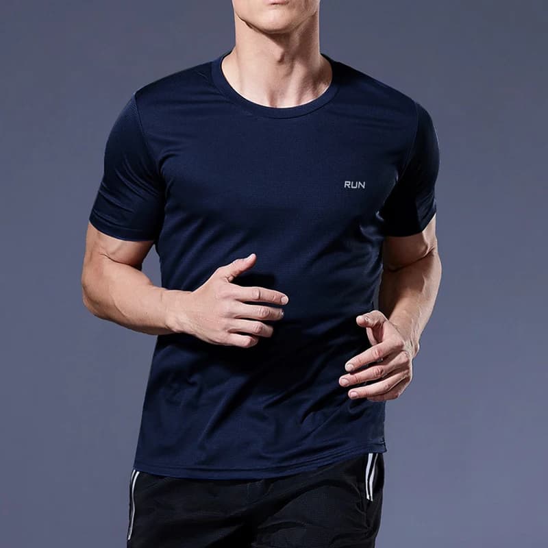 Quick-dry sport gym shirt — active fit detail